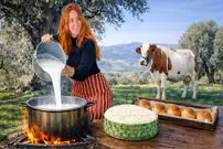 ببینید| غذای روستایی در مراکش؛ تهیه پنیر محلی با شیر تازه گاو و پخت نان سنتی