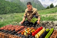 ببینید؛ غذای روستایی در آذربایجان؛ تهیه کباب چنجه، بادمجان و سیب زمینی کبابی