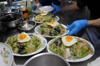 ببینید؛ غذای خیابانی در ژاپن؛ پخت یاکیسوبای تخم مرغی در توکیو 