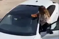 (ویدیو) دوربین‌مخفی خنده‌دار شوهر بازیگوش برای همسرش با یک تفنگ آب‌پاش!
