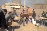 عکس| سفر به ایران قدیم؛ مرد تهرانی در حال «غربال کردن جو» در دوران قاجار