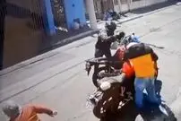 (ویدیو) دزد ۱۷ ساله چند ثانیه پس از دزدی از یک پیرمرد به طور ناگهانی جان سپرد 