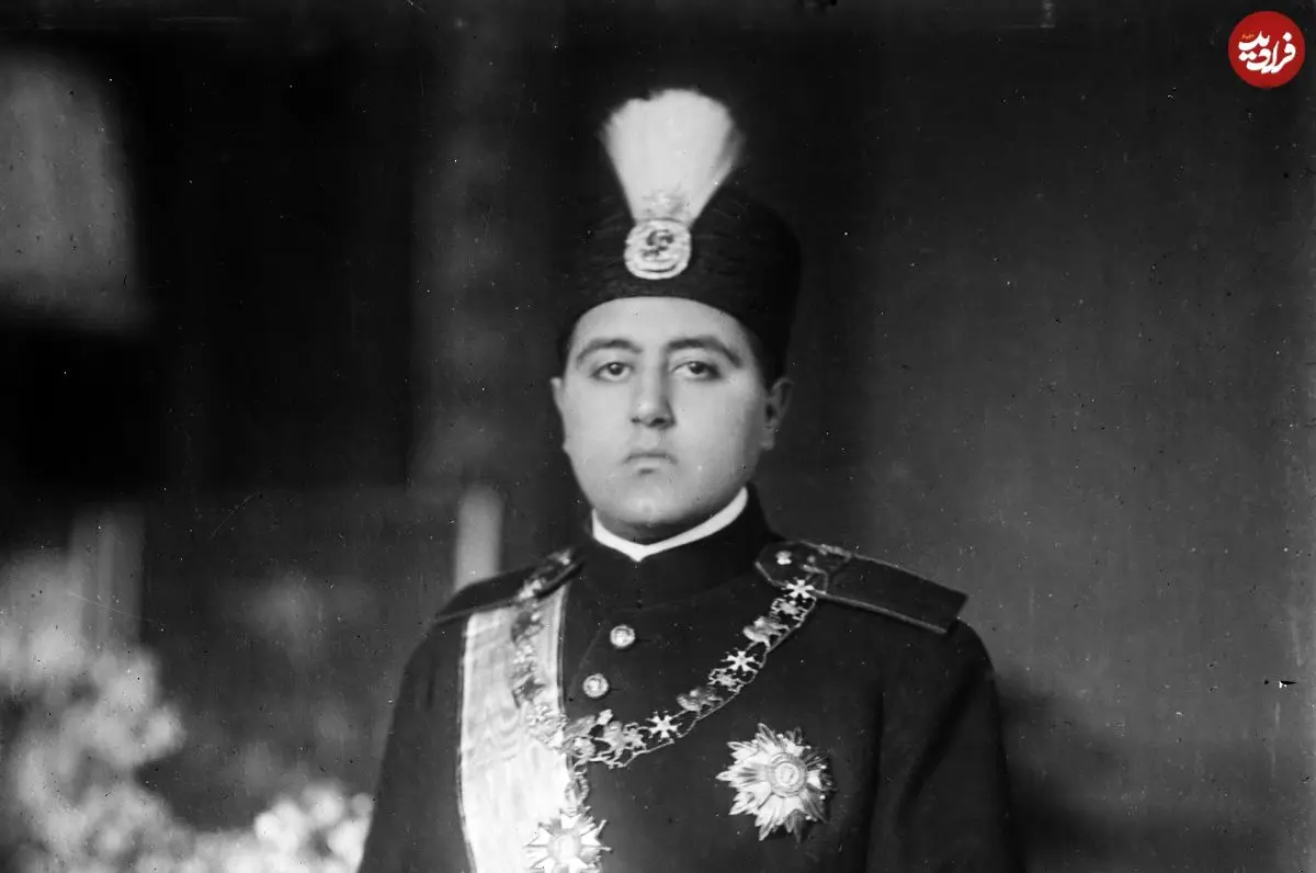 عکس| سفر در زمان؛ «احمد شاه قاجار» در میدان اسب دوانی پاریس؛ سال 1301