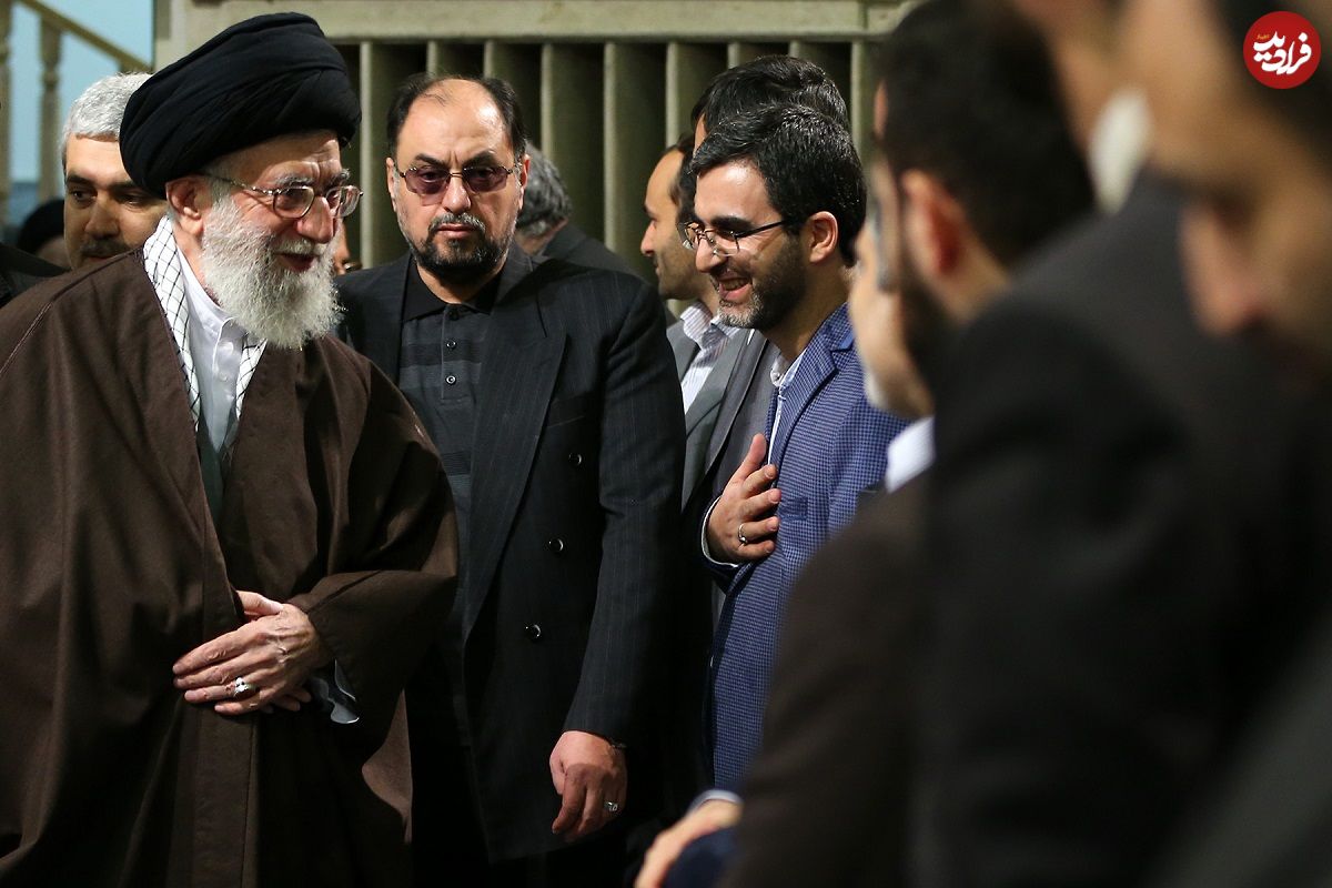 عکس؛ سفر در زمان؛ «سیدمجتبی خامنه ای» در مراسم ختم برادر وحید حقانیان؛ سال 1402