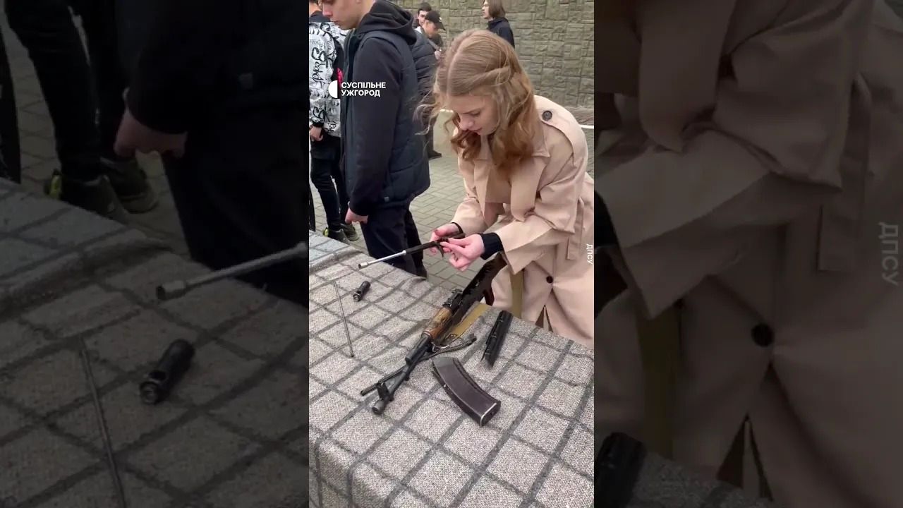(ویدئو) سرعت خیره کننده این دختر جوان روس در باز و بسته کردن کلاشینکف