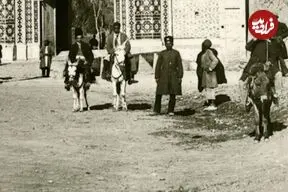 عکس| سفر زمان؛ تهرانی‌ها با الاغ و اسب در کنار دروازه قزوین؛ حدود 130 سال قبل
