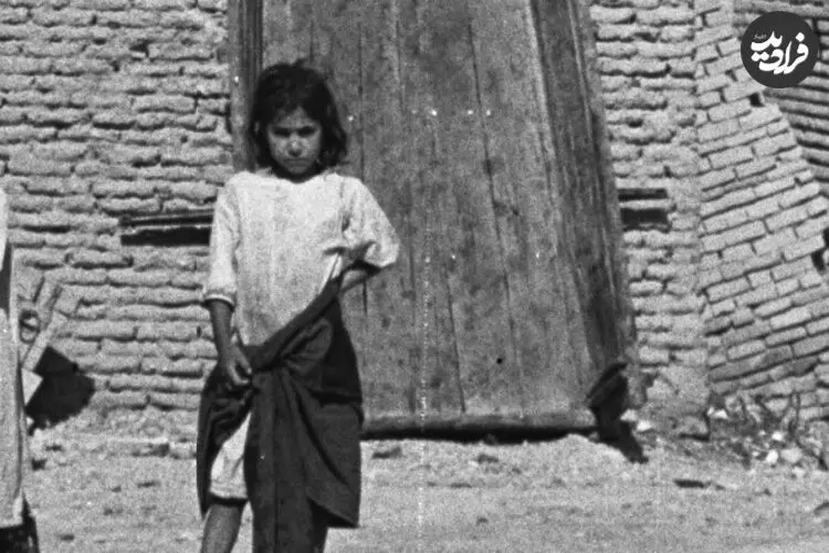 عکس| سفر زمان؛ دختران خردسال در یکی از کوچه‌های اصفهان؛ 77 سال قبل
