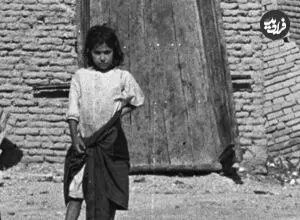 عکس| سفر زمان؛ دختران خردسال در یکی از کوچه‌های اصفهان؛ 77 سال قبل