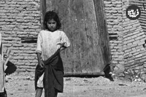 عکس| سفر زمان؛ دختران خردسال در یکی از کوچه‌های اصفهان؛ 77 سال قبل