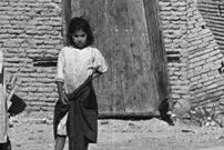 عکس| سفر زمان؛ دختران خردسال در یکی از کوچه‌های اصفهان؛ 77 سال قبل
