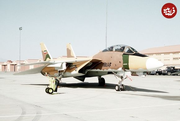 عکس؛ سفر در زمان؛ «جنگندۀ رهگیر F-14» در حال سوخت‌گیری از تانکر جمبوجت 747 نیروی هوایی ارتش ایران؛ دهه 50