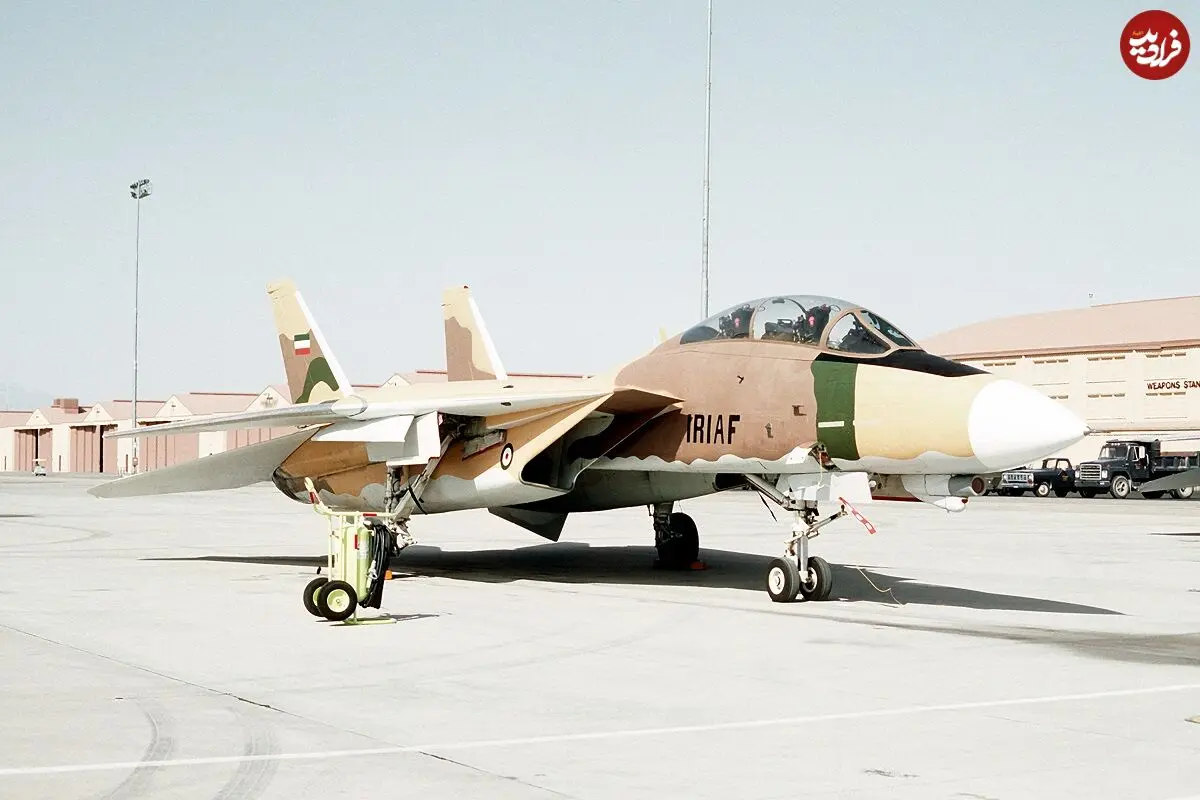 عکس؛ سفر در زمان؛ «جنگندۀ رهگیر F-14» در حال سوخت‌گیری از تانکر جمبوجت 747 نیروی هوایی ارتش ایران؛ دهه 50