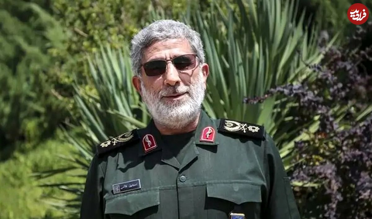 عکس؛ سفر به تاریخ؛ «سردار قاآنی» با کلاهخود نظامی در خط مقدم در حال نگاه کردن به خطوط دشمن