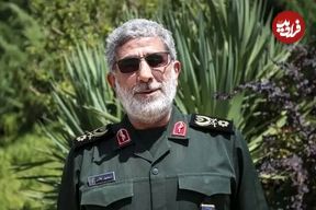 عکس؛ سفر به تاریخ؛ «سردار قاآنی» با کلاهخود نظامی در خط مقدم در حال نگاه کردن به خطوط دشمن