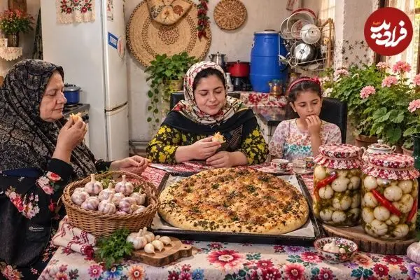 ببینید| غذای روستایی در ایران؛ پخت نان سیر خانگی و تهیه سیر ترشی در روستایی زیبا
