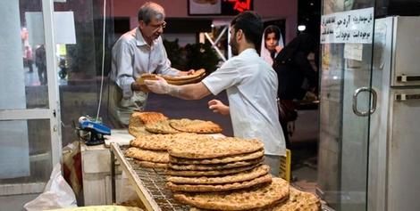 ( عکس) حرکت تحسین‌ برانگیزِ یک نانوایی در تهران 