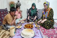 ببینید؛ غذای روستایی در ایران؛ پخت خورشت خلال به روش یک بانوی روستایی