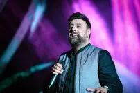 (ویدئو) محمد علیزاده در کنسرت بهنام بانی احساسی شد و زیر گریه زد!