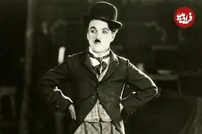 عکس| سفر در زمان؛ «چارلی چاپلین» در حال بررسی یک سکانس در پشت دوربین؛ سال 1294