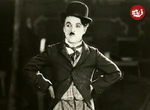 عکس| سفر در زمان؛ «چارلی چاپلین» در حال بررسی یک سکانس در پشت دوربین؛ سال 1294