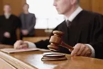 (ویدئو) حمله شوکه کننده یک مجرم به قاضی وسط دادگاه!