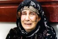 عکس| سفر زمان؛ «فریده سپاه منصور» با سپر و کلاه‌خود روی صحنه تئاتر
