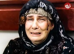 عکس| سفر زمان؛ «فریده سپاه منصور» با سپر و کلاه‌خود روی صحنه تئاتر