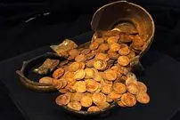 گنج سکه‌های طلا که در زمان انقلاب روسیه مخفی شده بود، از زیر دیوار خانه بیرون آمد