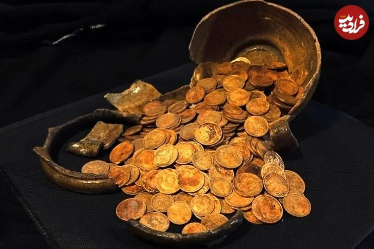 گنج سکه‌های طلا که در زمان انقلاب روسیه مخفی شده بود، از زیر دیوار خانه بیرون آمد
