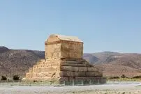 تصویر دیده‌نشده از مقبرۀ کوروش در زمانی که هنوز «ستون» داشت