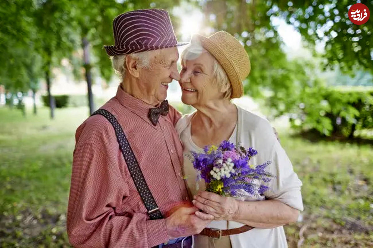 عکسی از عاشقانه بامزه یک زن و مرد مسن در خیابان 