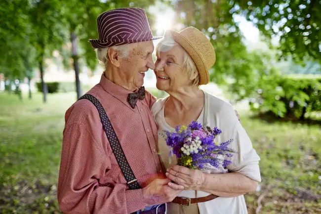 عکسی از عاشقانه بامزه یک زن و مرد مسن در خیابان 