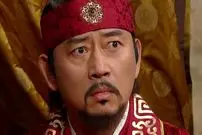 عکس؛ سفر به تاریخ؛ «امپراتور گوموآ» در پشت صحنه سریال جومونگ در مقابل کامیون اسب‌کِش