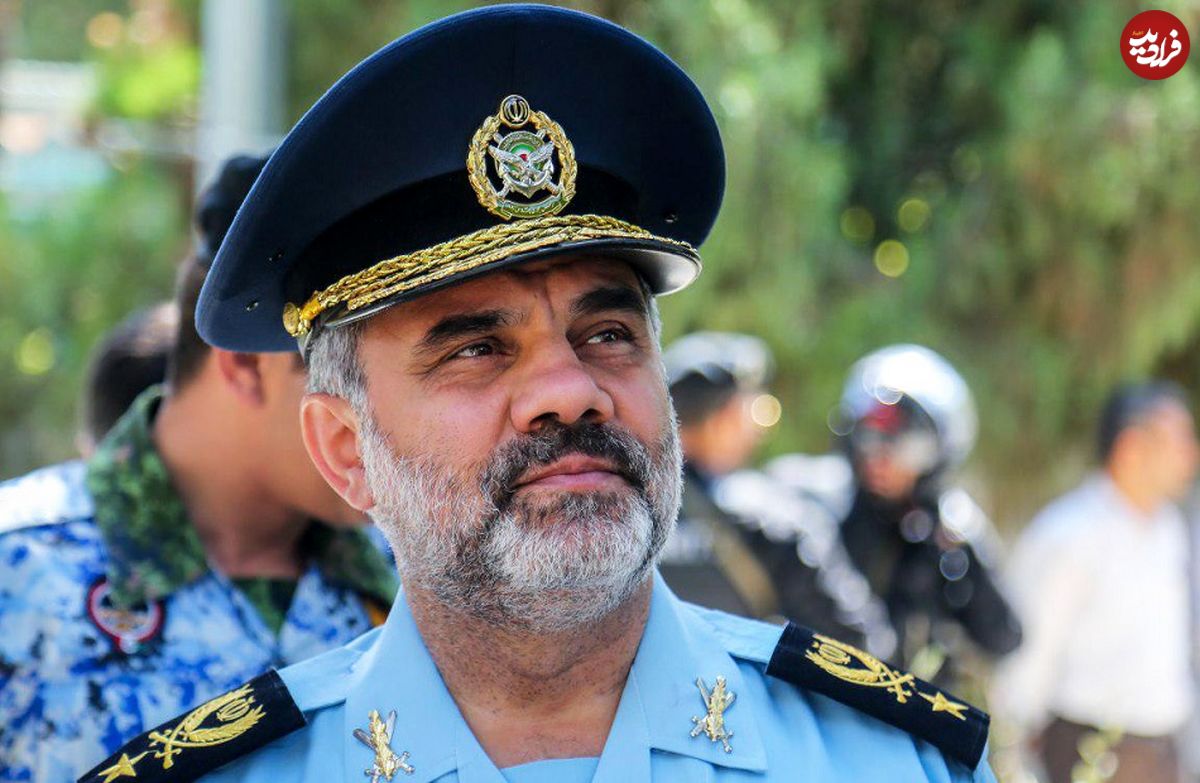 عکس؛ سفر به تاریخ؛ «سرتیپ شاهصفی، فرمانده نیروی هوایی ارتش» در حال دریافت نشان نصر از رهبر انقلاب