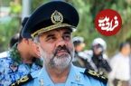 عکس؛ سفر به تاریخ؛ «سرتیپ شاه‌صفی، فرمانده نیروی هوایی ارتش» در حال دریافت نشان نصر از رهبر انقلاب