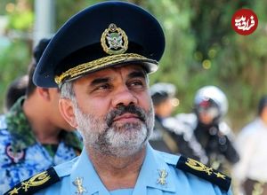 عکس؛ سفر به تاریخ؛ «سرتیپ شاه‌صفی، فرمانده نیروی هوایی ارتش» در حال دریافت نشان نصر از رهبر انقلاب