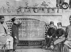 عکس| سفر زمان؛ فلک کردن دانش‌آموز در مکتب‌خانه در دوران قاجار