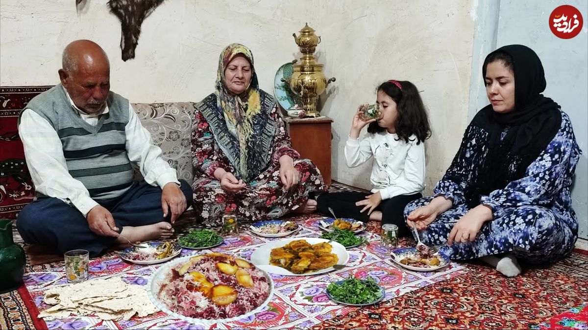 ببینید| غذای روستایی در ایران؛ پخت آلبالوپلو با مرغ محبوب و سنتی
