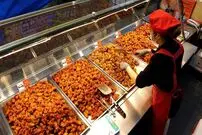 ببینید| غذای خیابانی در کره؛ تهیه مرغ سوخاری ترش و شیرین در سئول