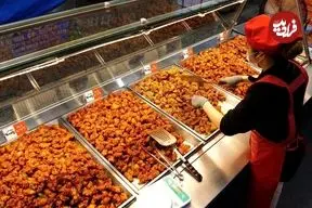 ببینید| غذای خیابانی در کره؛ تهیه مرغ سوخاری ترش و شیرین در سئول