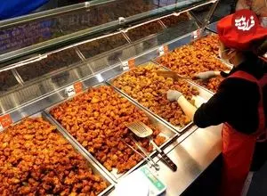 ببینید| غذای خیابانی در کره؛ تهیه مرغ سوخاری ترش و شیرین در سئول