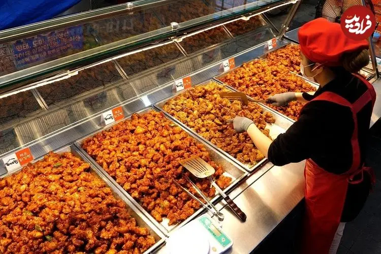 ببینید| غذای خیابانی در کره؛ تهیه مرغ سوخاری ترش و شیرین در سئول