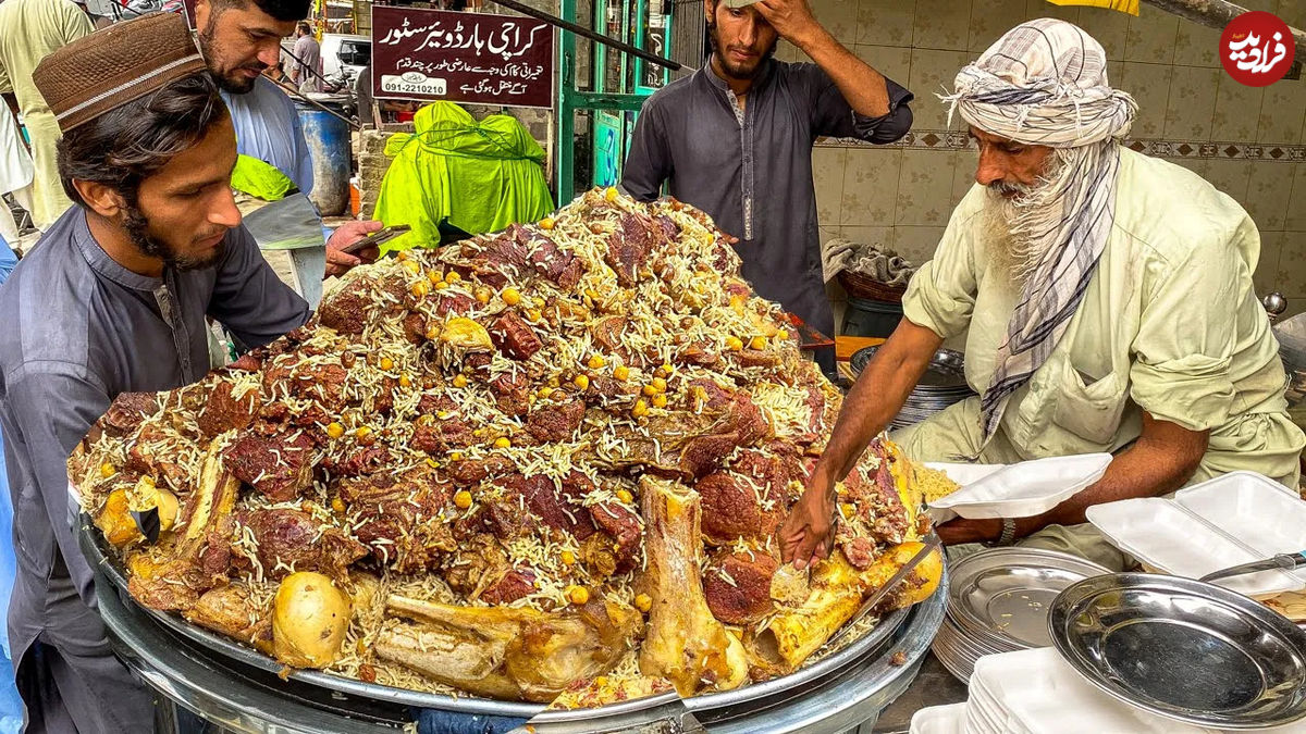 (ویدئو) غذای خیابانی در پاکستان؛ پخت چلو گوشت محلی در پیشاور