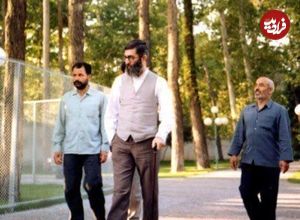 عکس؛ سفر به تاریخ؛ «رهبر انقلاب» با لباس محلی در سیستان و بلوچستان؛ دهۀ 1360