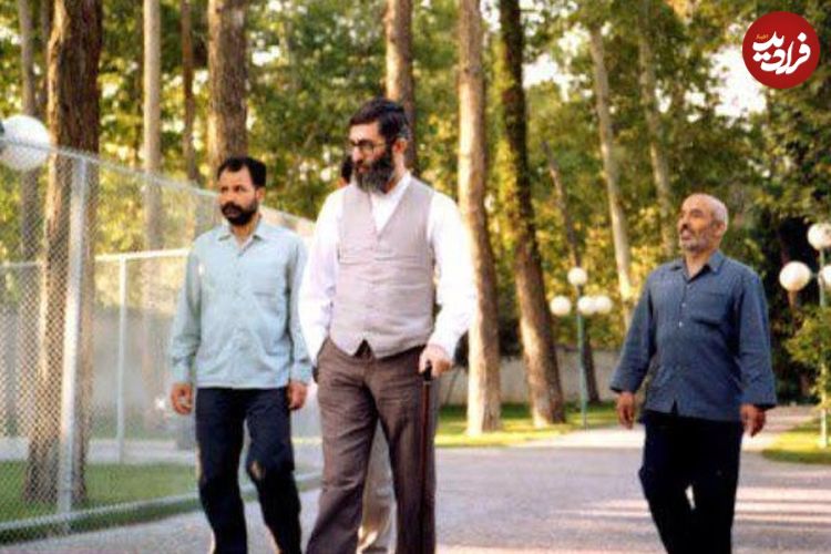 عکس؛ سفر به تاریخ؛ «رهبر انقلاب» با لباس محلی در سیستان و بلوچستان؛ دهۀ 1360