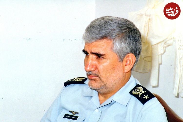 عکس؛ سفر در زمان؛ «سرتیپ ستاری روی عرشه کشتی در کنار رهبر انقلاب»؛ اواخر دهه 60