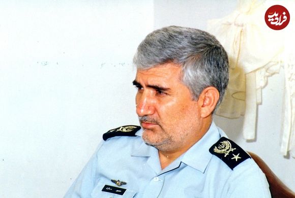 عکس؛ سفر در زمان؛ «سرتیپ ستاری روی عرشه کشتی در کنار رهبر انقلاب»؛ اواخر دهه 60