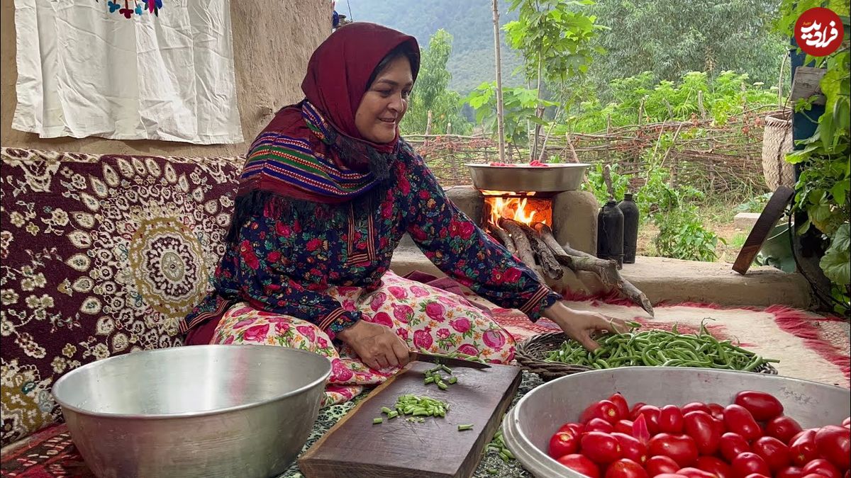 ببینید؛ غذای روستایی در ایران؛ تهیه کنسرو گوجه فرنگی و لوبیا سبز برای فصول سرد