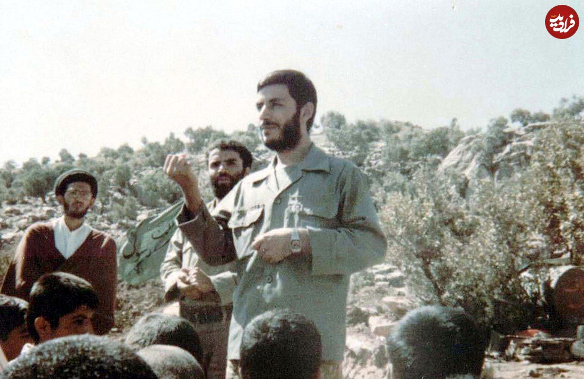 عکس؛ سفر در زمان؛ شهید همت در حال صرف ناهار در سنگر؛ اوایل دهه ۶۰