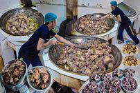 ببینید؛ غذای خیابانی در افغانستان؛ پخت 350 کیلو قابلی پلو؛ غذای محبوب افغان ها